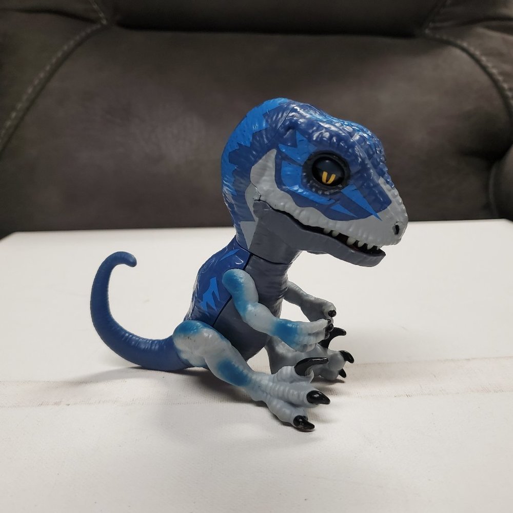 Action Figure - Untamed Rapter - Frostbite - Picture 3 of 6
